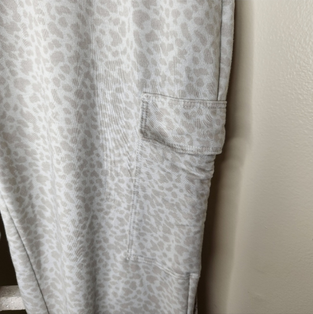 Old Navy Active joggers womens Medium Animal print side pocket fold over - Picture 2 of 4